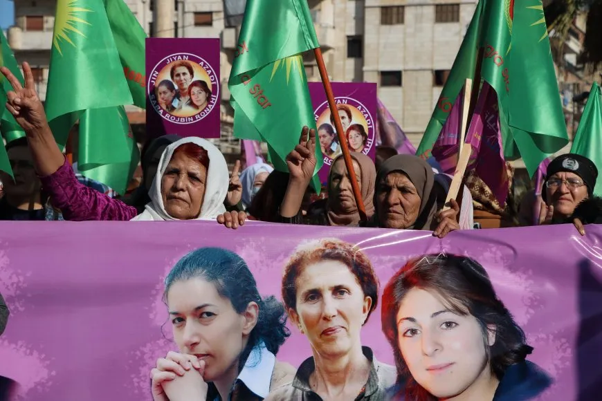 Li Qamişloyê ji bo bîranîna şehîd Sara, Rojbîn û Ronahî meşa girseyî