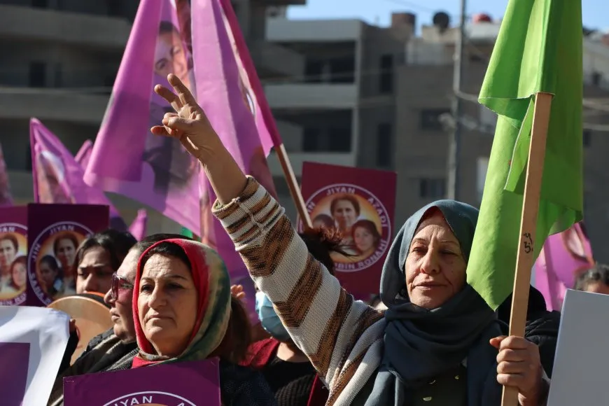 Li Qamişloyê ji bo bîranîna şehîd Sara, Rojbîn û Ronahî meşa girseyî