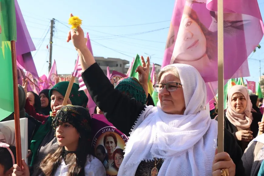 Li Qamişloyê ji bo bîranîna şehîd Sara, Rojbîn û Ronahî meşa girseyî