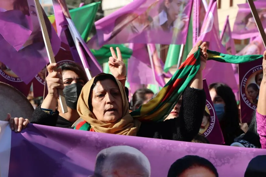 Li Qamişloyê ji bo bîranîna şehîd Sara, Rojbîn û Ronahî meşa girseyî