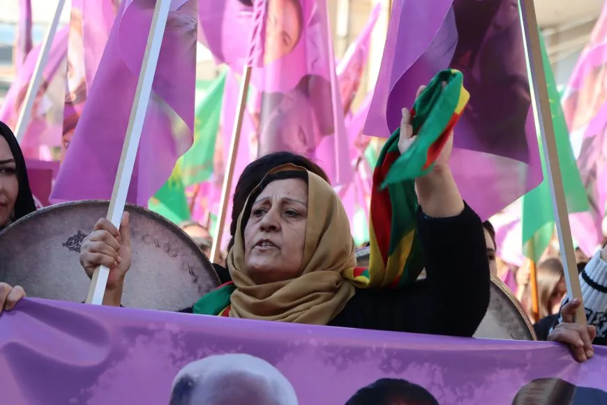 Li Qamişloyê ji bo bîranîna şehîd Sara, Rojbîn û Ronahî meşa girseyî