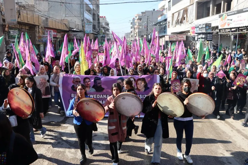Li Qamişloyê ji bo bîranîna şehîd Sara, Rojbîn û Ronahî meşa girseyî