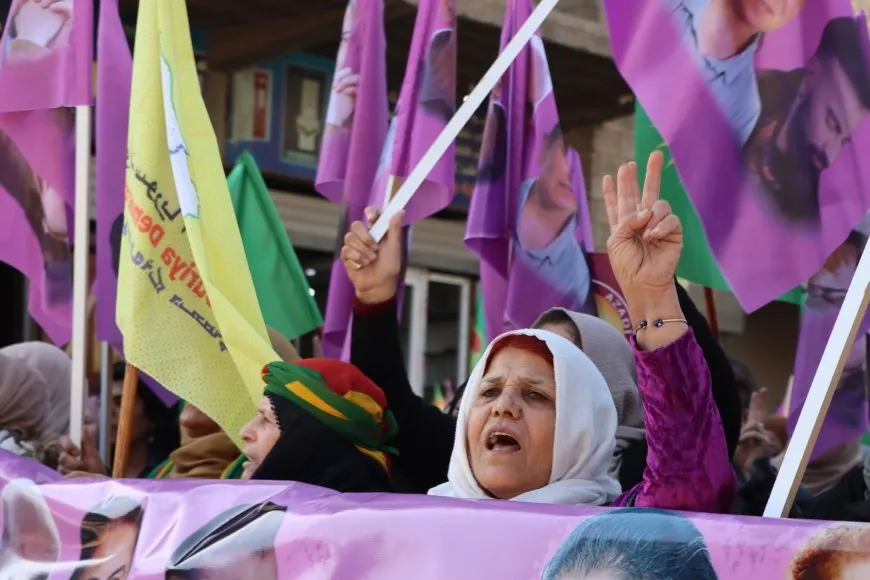 Li Qamişloyê ji bo bîranîna şehîd Sara, Rojbîn û Ronahî meşa girseyî