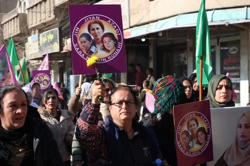 Li Qamişloyê ji bo bîranîna şehîd Sara, Rojbîn û Ronahî meşa girseyî