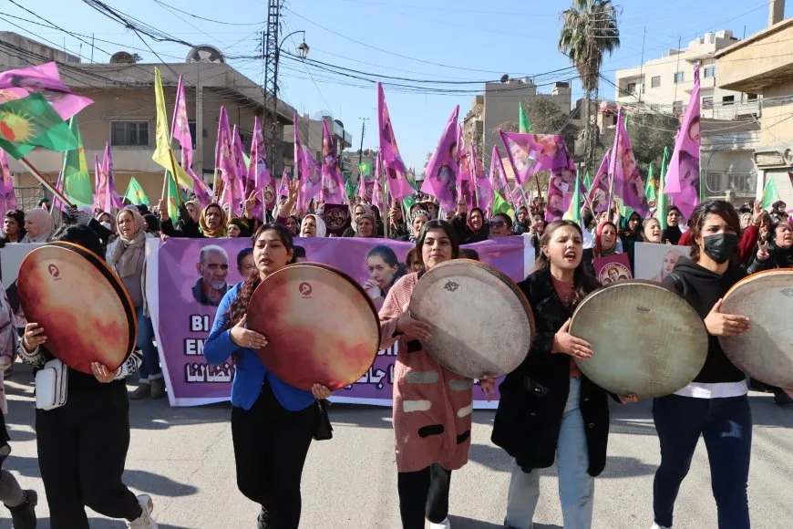 Li Qamişloyê ji bo bîranîna şehîd Sara, Rojbîn û Ronahî meşa girseyî