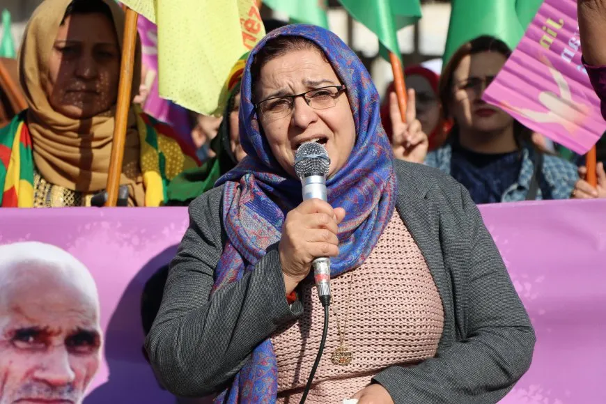 Li Qamişloyê ji bo bîranîna şehîd Sara, Rojbîn û Ronahî meşa girseyî
