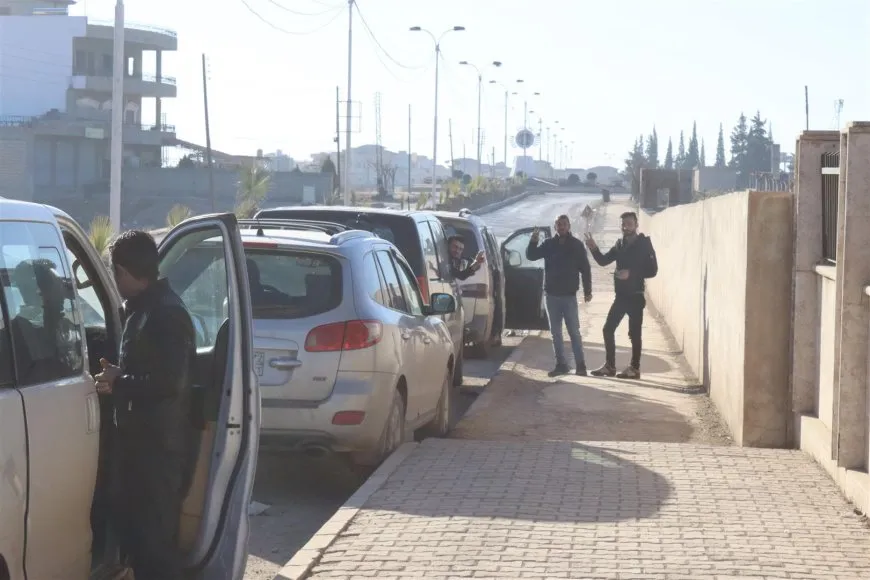 Komeke din a gel berê xwe da Bendava Tişrînê