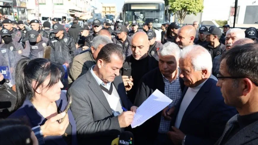 Li pêşiya Şaredariya Akdenîzê civîna meclisê hat lidarxistin