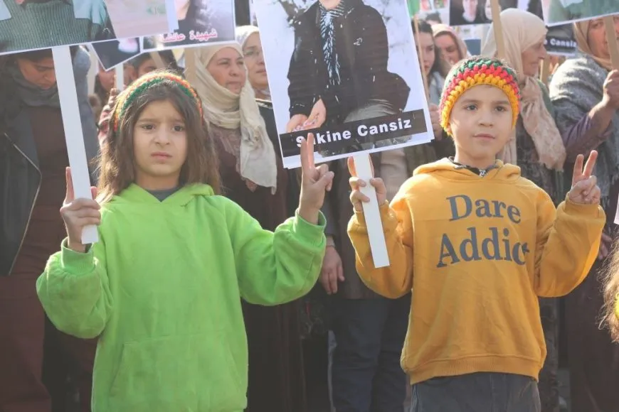 Şehîdên Komkujiya Parîsê hatin bibîranîn
