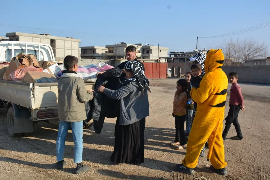 Pêdiviyên dibistanê li zarokên Efrînê hatin belavkirin