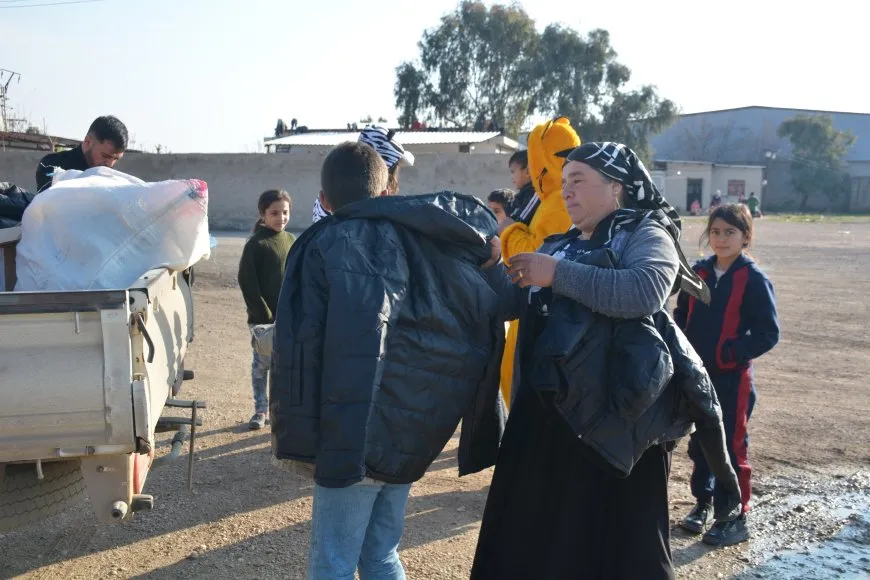 Pêdiviyên dibistanê li zarokên Efrînê hatin belavkirin