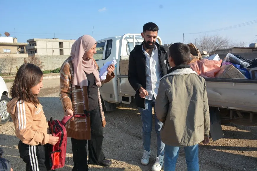 Pêdiviyên dibistanê li zarokên Efrînê hatin belavkirin