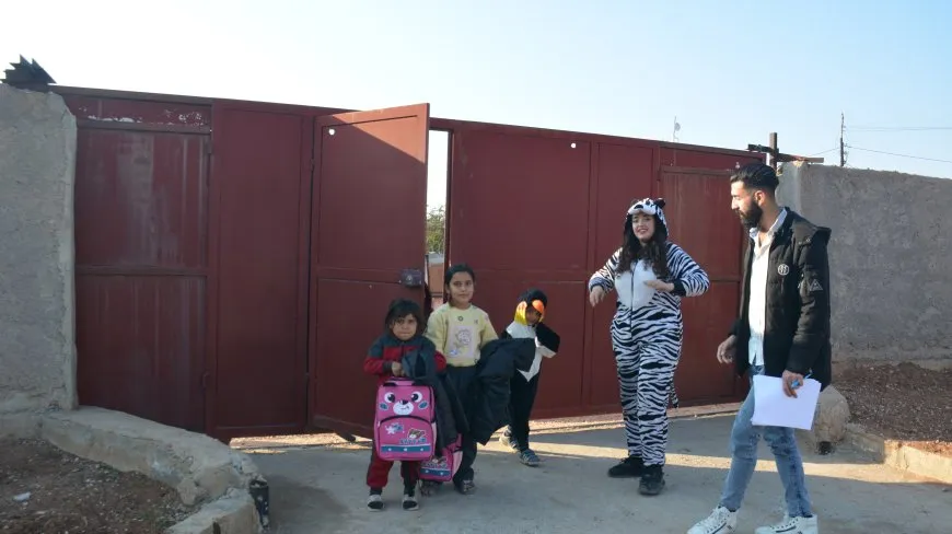 Pêdiviyên dibistanê li zarokên Efrînê hatin belavkirin