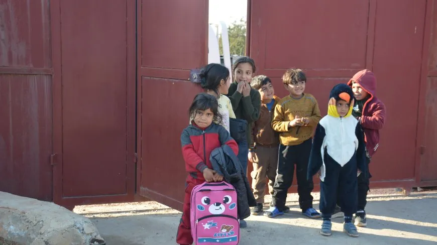 Pêdiviyên dibistanê li zarokên Efrînê hatin belavkirin