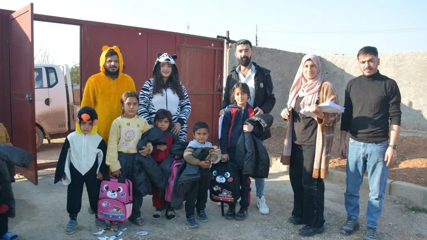 Pêdiviyên dibistanê li zarokên Efrînê hatin belavkirin