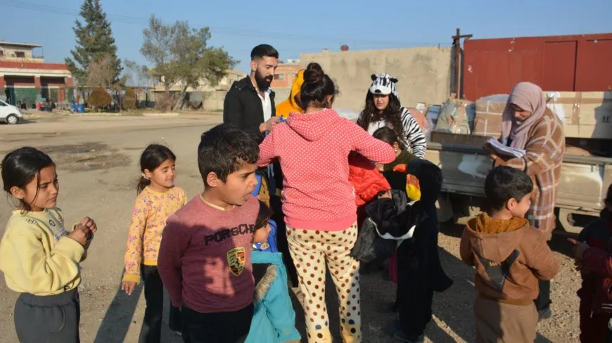 Pêdiviyên dibistanê li zarokên Efrînê hatin belavkirin
