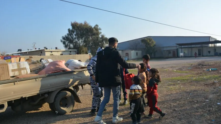 Pêdiviyên dibistanê li zarokên Efrînê hatin belavkirin
