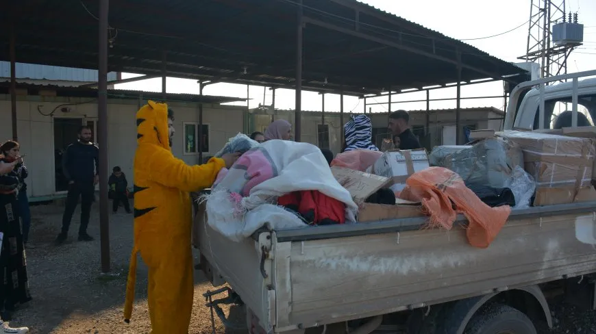 Pêdiviyên dibistanê li zarokên Efrînê hatin belavkirin