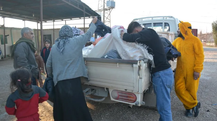 Pêdiviyên dibistanê li zarokên Efrînê hatin belavkirin