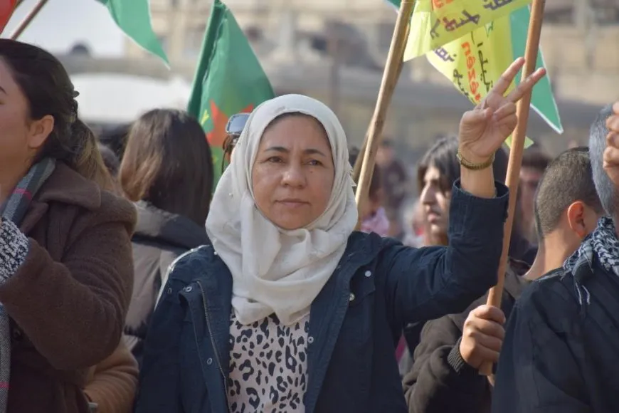 Li Kobanê bi hezaran kes li dijî êrişan meşiyan