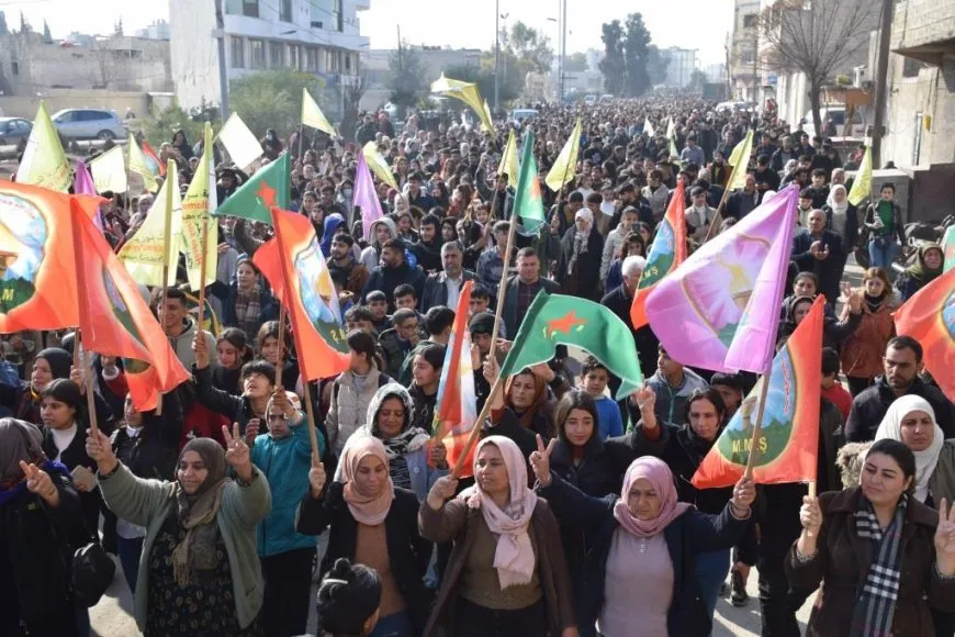 Li Kobanê bi hezaran kes li dijî êrişan meşiyan
