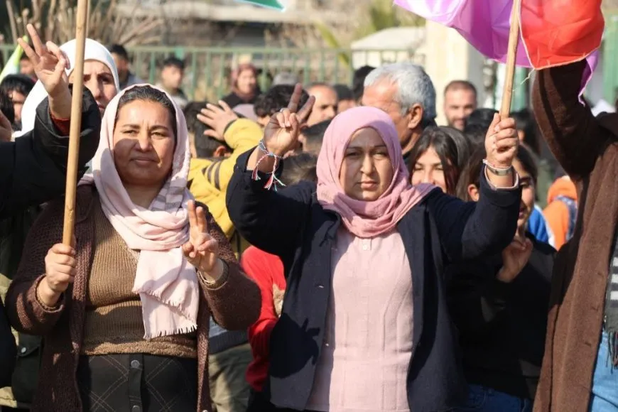 Li Kobanê bi hezaran kes li dijî êrişan meşiyan