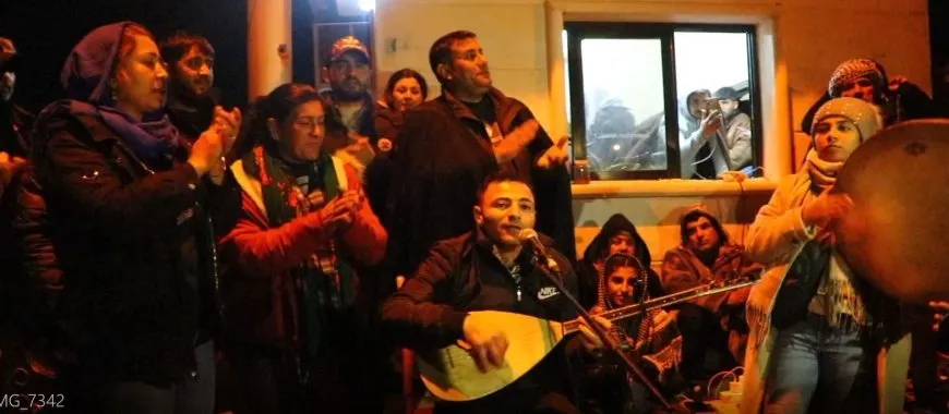 Hunermendê li Tişrînê: Erka hunermendan e ku di nava gelê de xwe bin