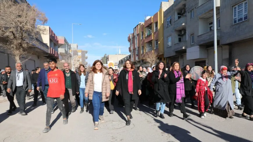Li dijî êrişên dagirkeran jin ber bi sînorê Kobanê ve meşiyan