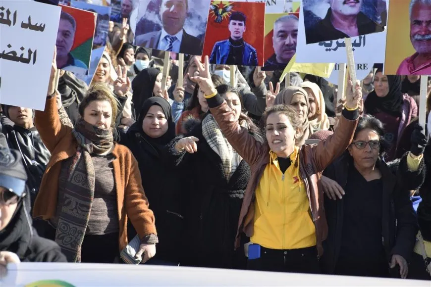 Şêniyên Hesekê li ber baregeha koalîsyonê: Divê êrişên dagirkeriya Tirk rawestin