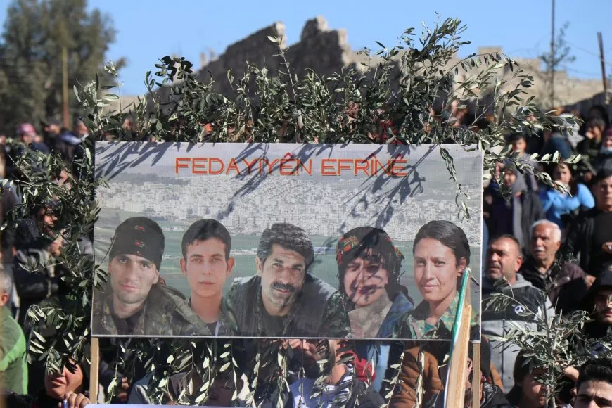 Bi hezaran koçberên Efrînî banga vegera li bajarên xwe kir