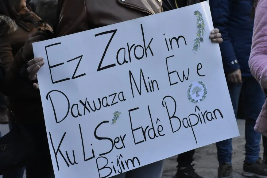 Bi hezaran koçberên Efrînî banga vegera li bajarên xwe kir