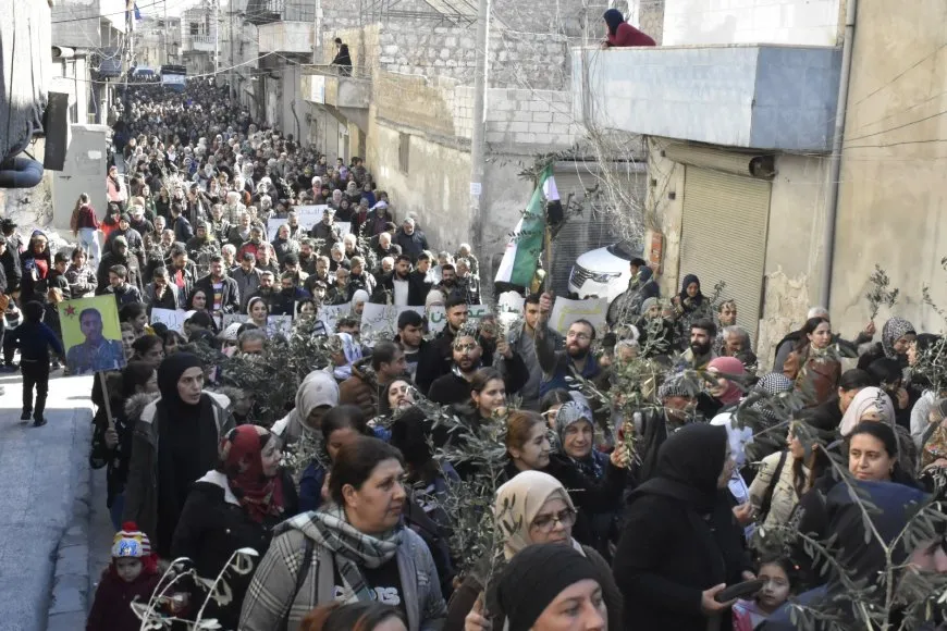 Bi hezaran koçberên Efrînî banga vegera li bajarên xwe kir