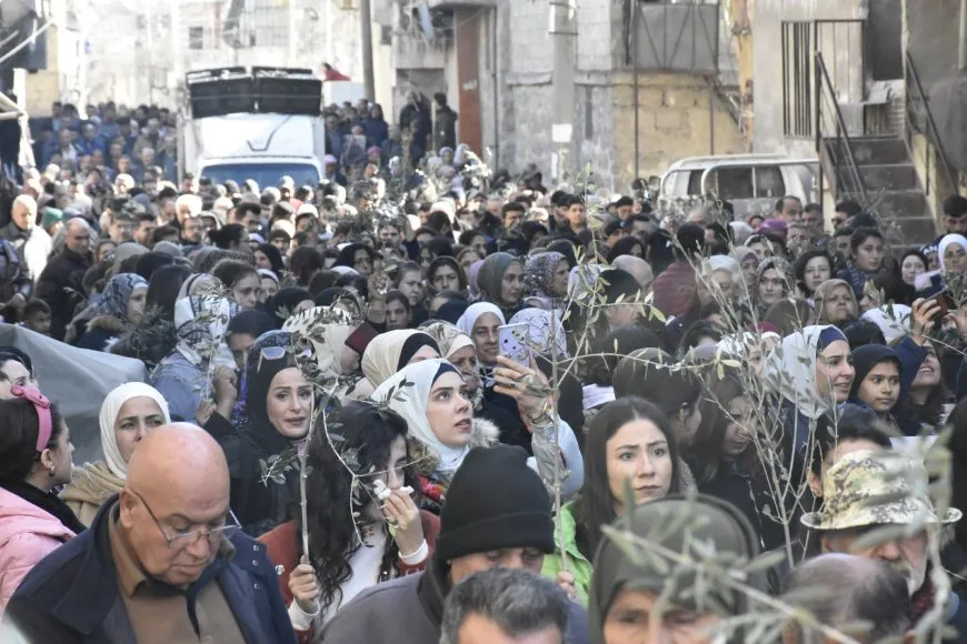 Bi hezaran koçberên Efrînî banga vegera li bajarên xwe kir