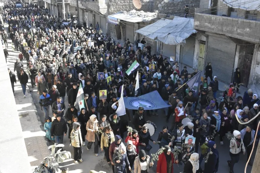 Bi hezaran koçberên Efrînî banga vegera li bajarên xwe kir