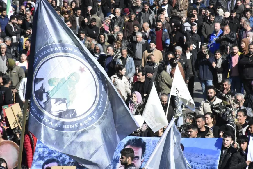 Bi hezaran koçberên Efrînî banga vegera li bajarên xwe kir