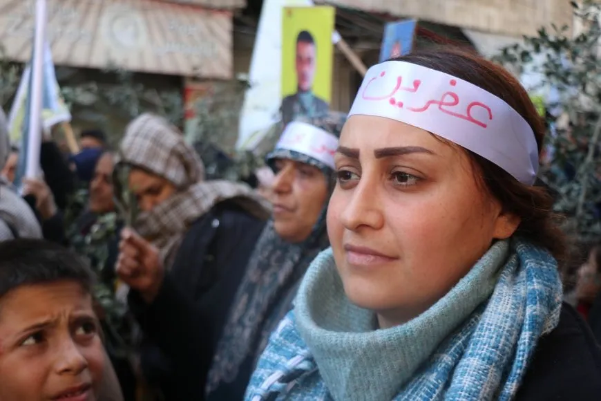 Bi hezaran koçberên Efrînî banga vegera li bajarên xwe kir