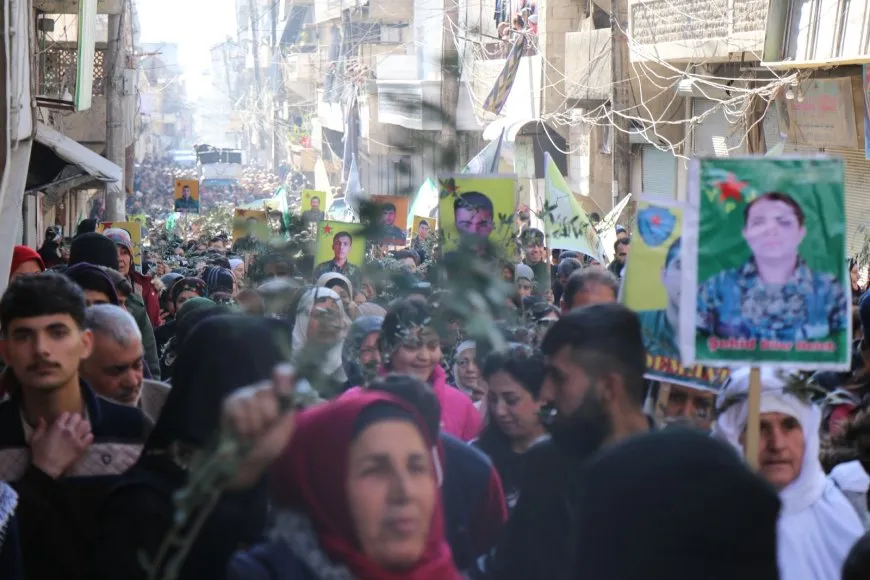 Bi hezaran koçberên Efrînî banga vegera li bajarên xwe kir