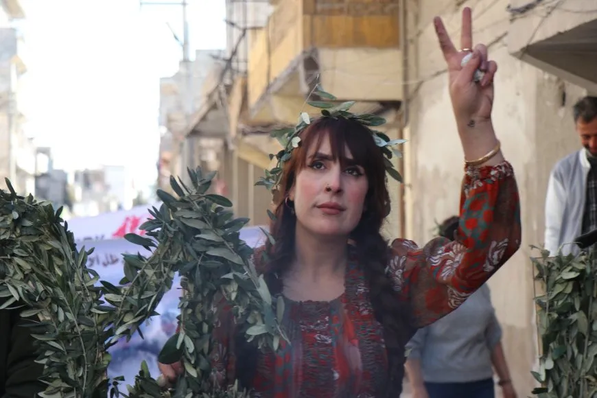 Bi hezaran koçberên Efrînî banga vegera li bajarên xwe kir