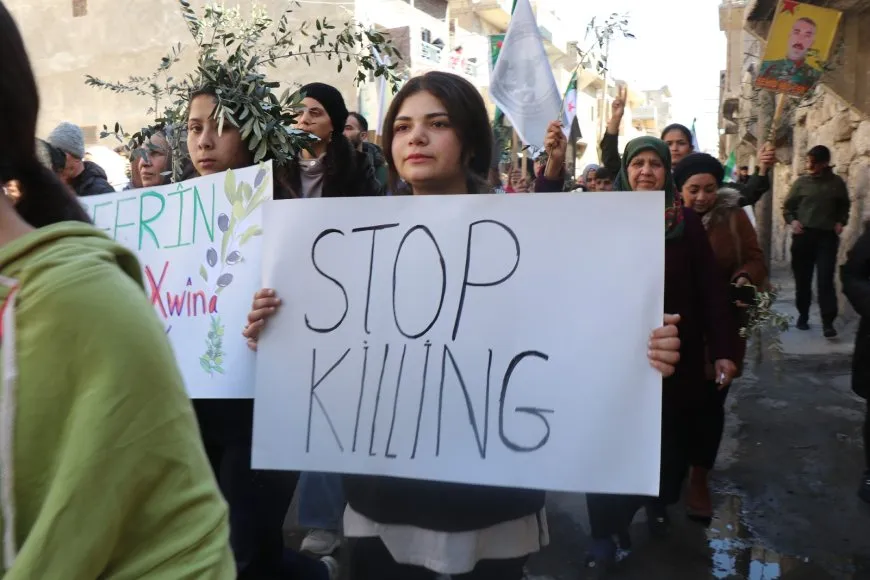 Bi hezaran koçberên Efrînî banga vegera li bajarên xwe kir