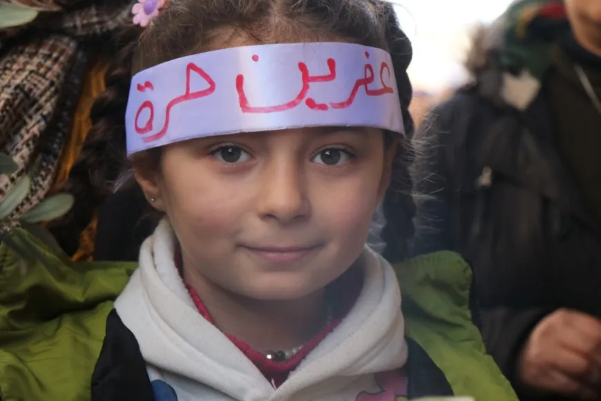 Bi hezaran koçberên Efrînî banga vegera li bajarên xwe kir