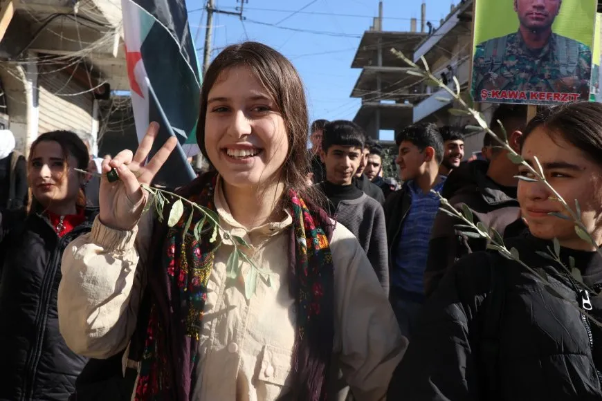 Bi hezaran koçberên Efrînî banga vegera li bajarên xwe kir