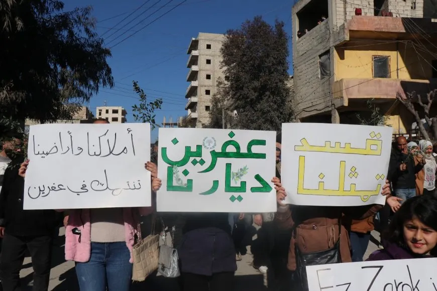 Bi hezaran koçberên Efrînî banga vegera li bajarên xwe kir