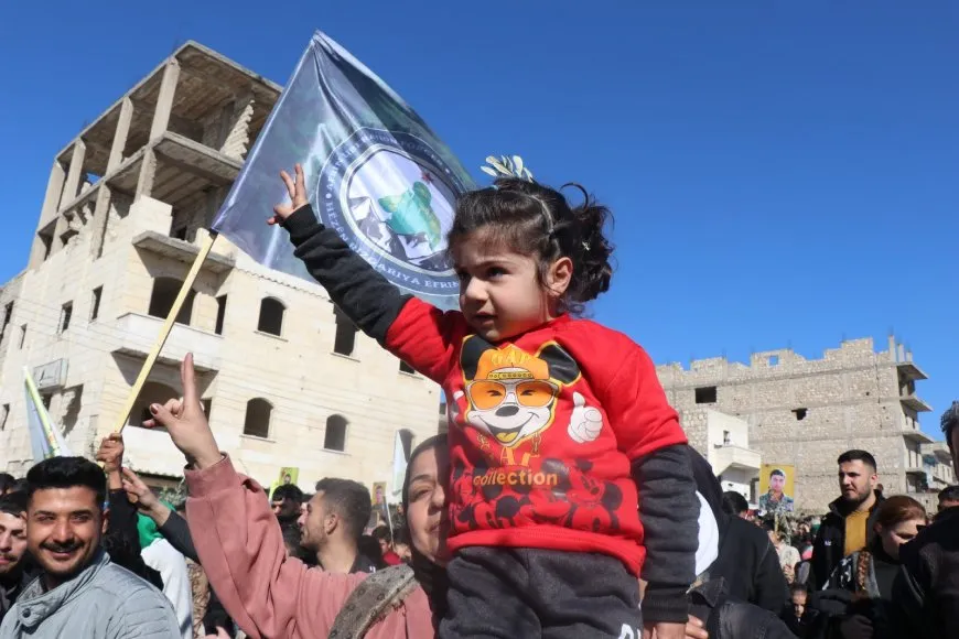 Bi hezaran koçberên Efrînî banga vegera li bajarên xwe kir