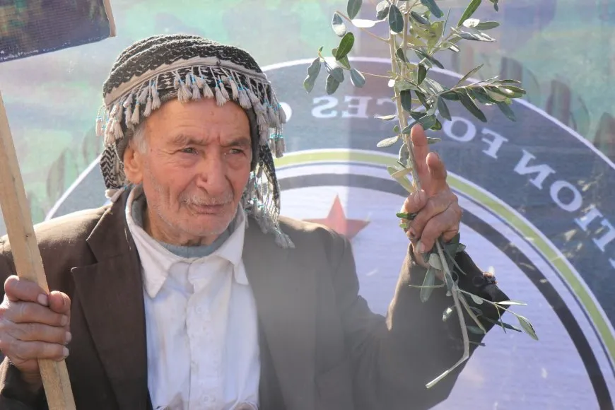 Bi hezaran koçberên Efrînî banga vegera li bajarên xwe kir