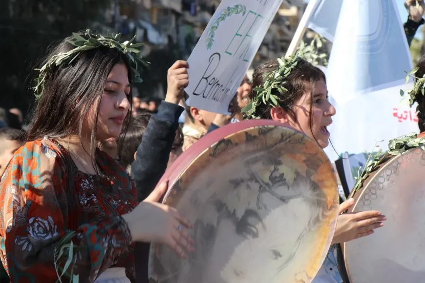 Bi hezaran koçberên Efrînî banga vegera li bajarên xwe kir