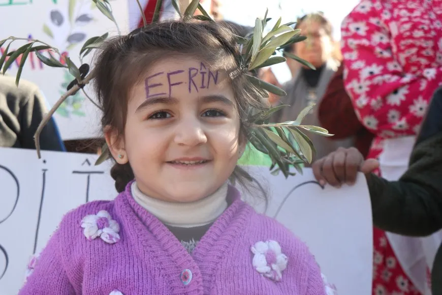 Bi hezaran koçberên Efrînî banga vegera li bajarên xwe kir