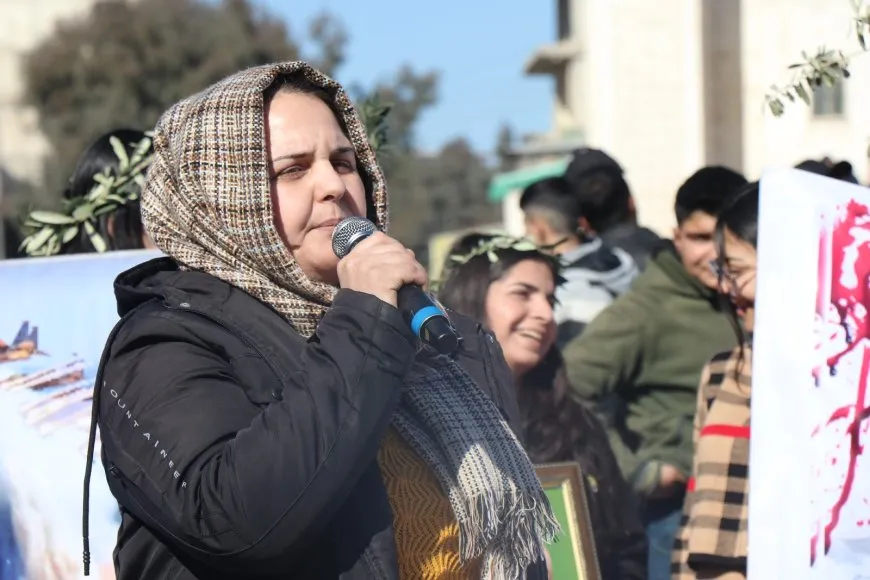 Bi hezaran koçberên Efrînî banga vegera li bajarên xwe kir
