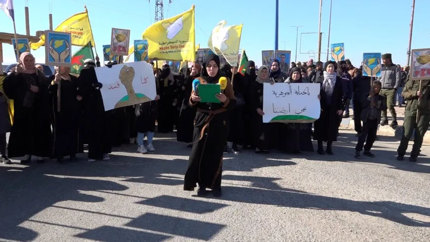 Xelkê Dêrazorê bi meşeke girseyî piştgirî da berxwedana Tişrînê