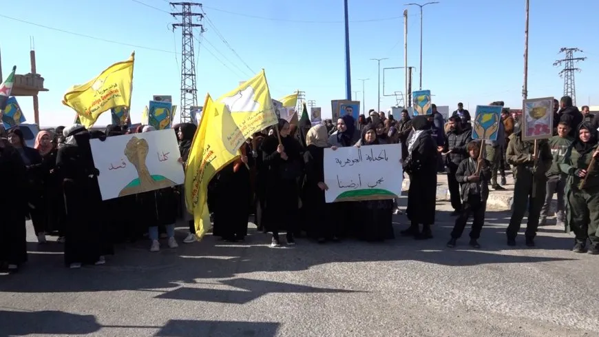 Xelkê Dêrazorê bi meşeke girseyî piştgirî da berxwedana Tişrînê