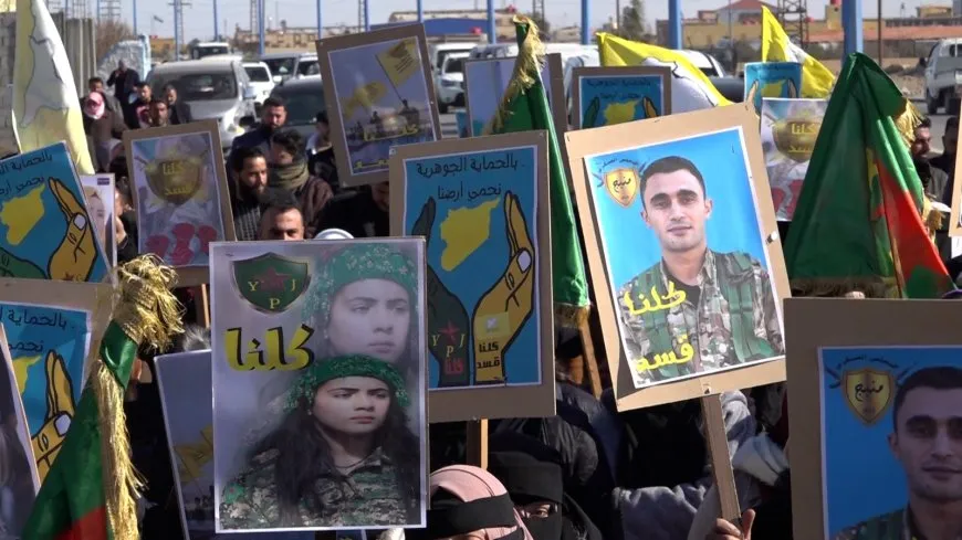 Xelkê Dêrazorê bi meşeke girseyî piştgirî da berxwedana Tişrînê